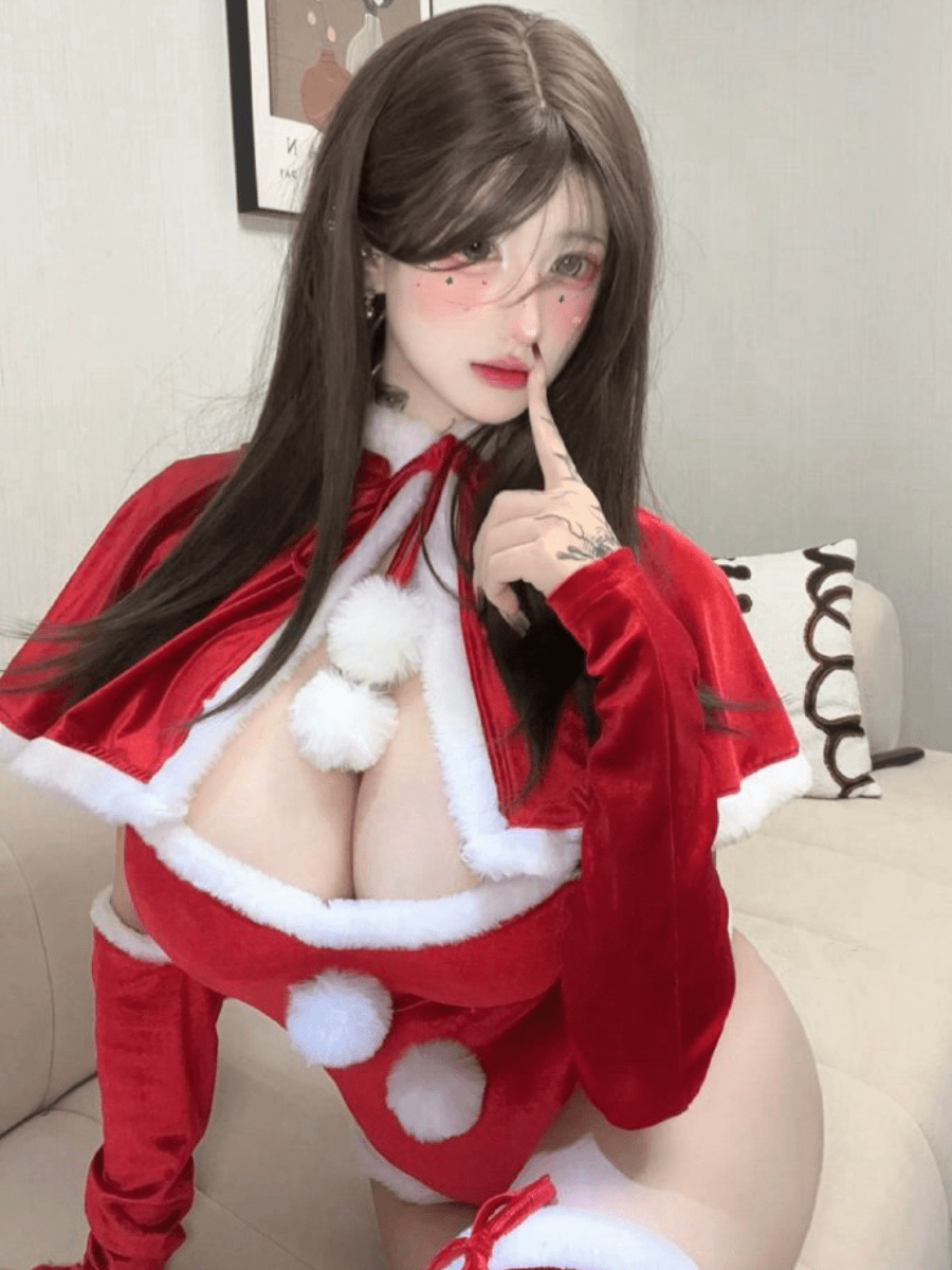 抖音耳朵 红色服装搭配深色长发的室内写真画面