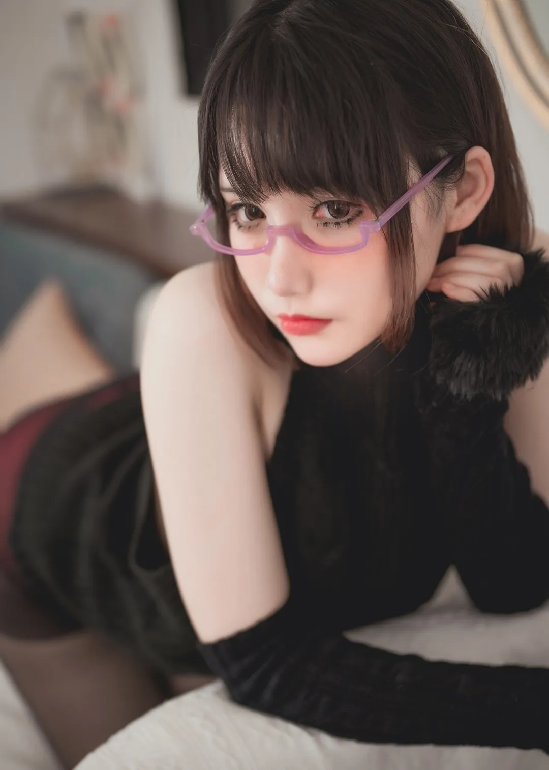 你十七鸽黑色服装紫色眼镜室内写真造型
