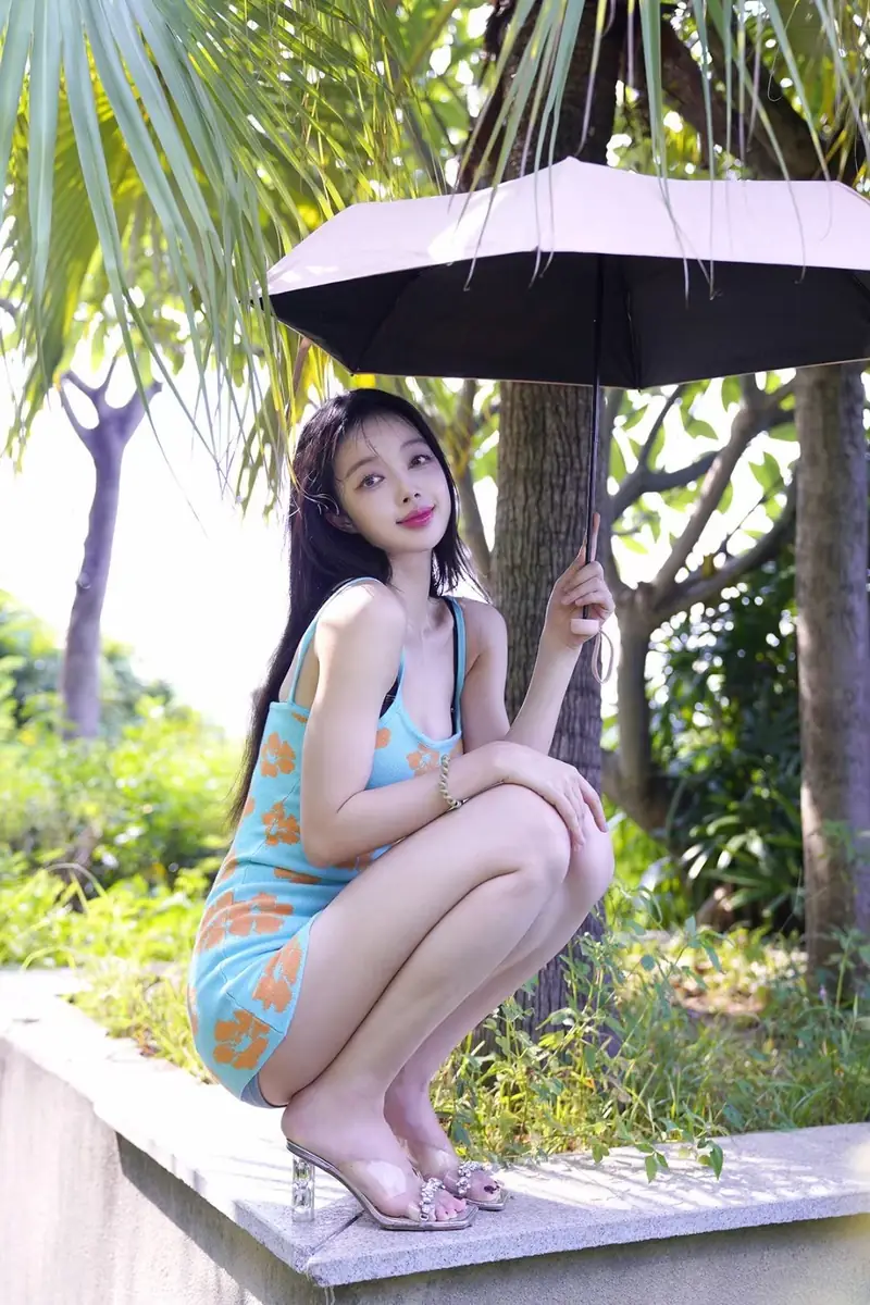 徐珺大哥户外树影环境中撑伞的照片