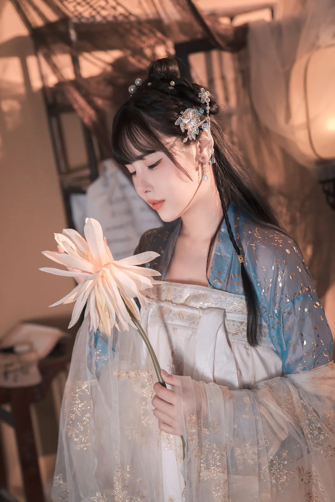 恋恋艾妮汉服造型侧脸照片