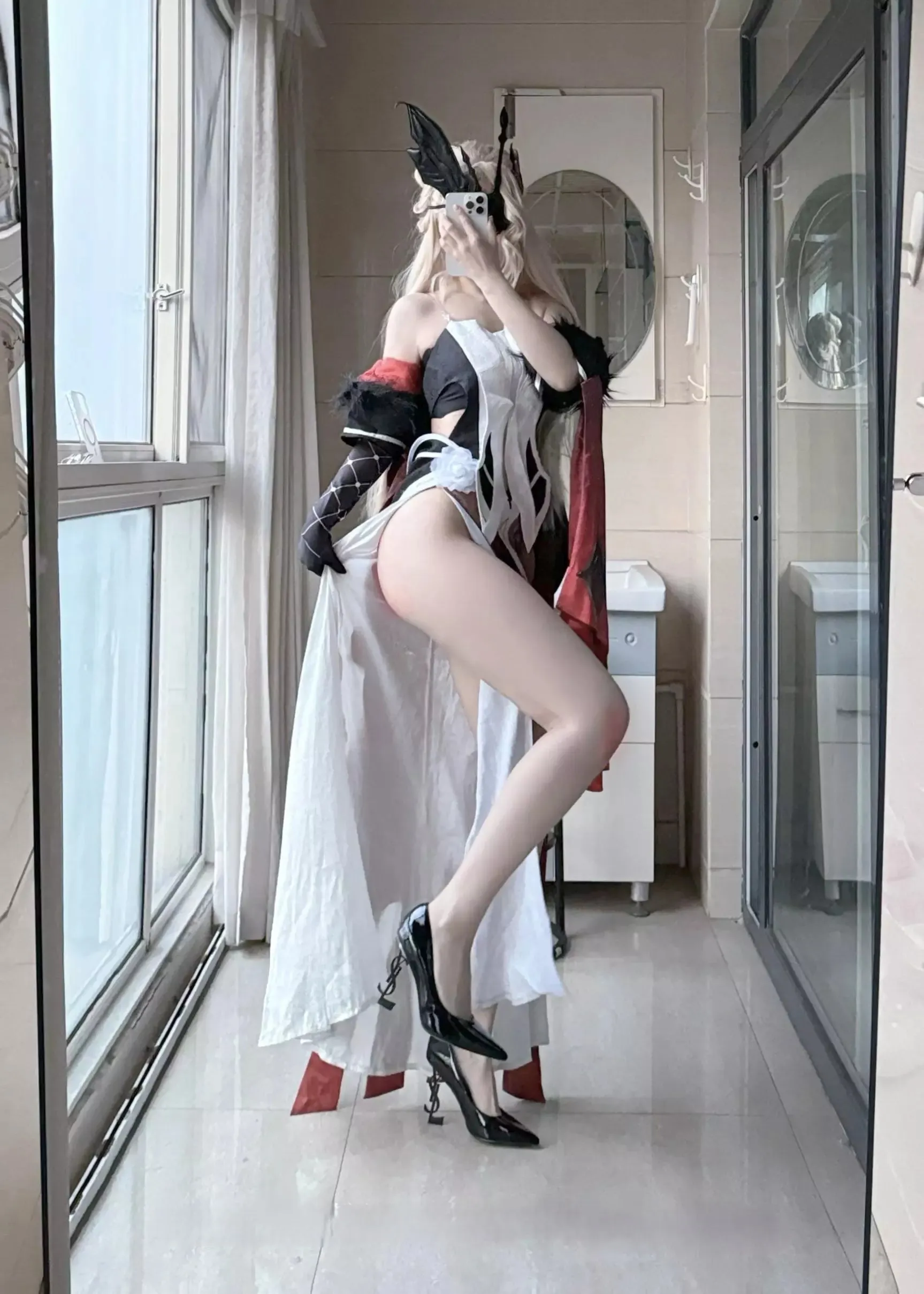 不可爱羚白发角色造型写真，黑白红服饰与长发搭配