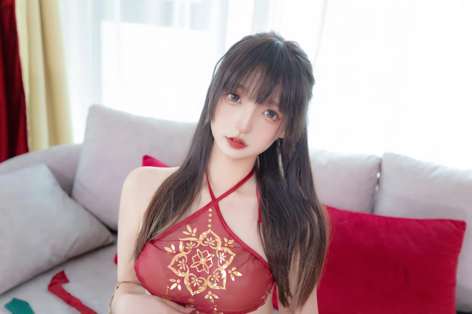 神楽坂真冬 人物穿红色服饰坐在沙发环境中的照片