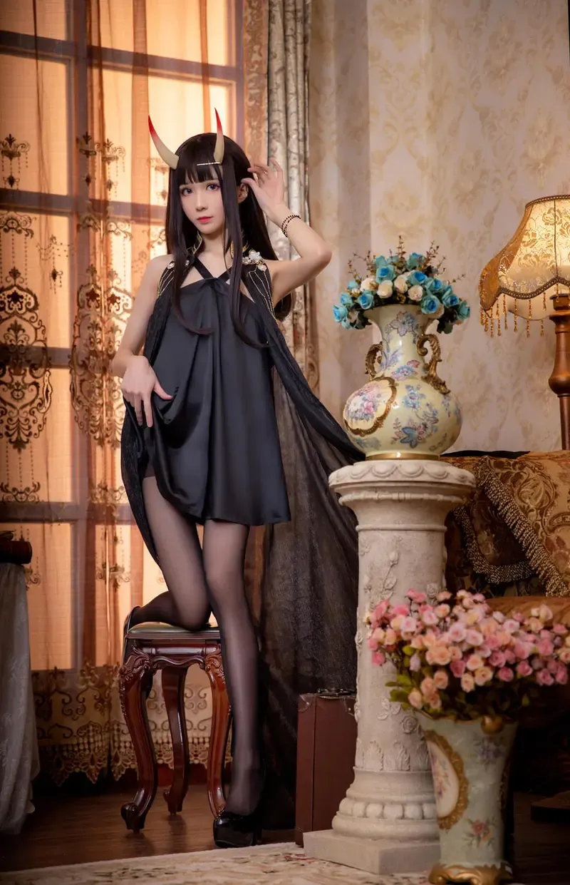 上杉绘梨落黑色服装搭配恶魔角装饰的室内造型