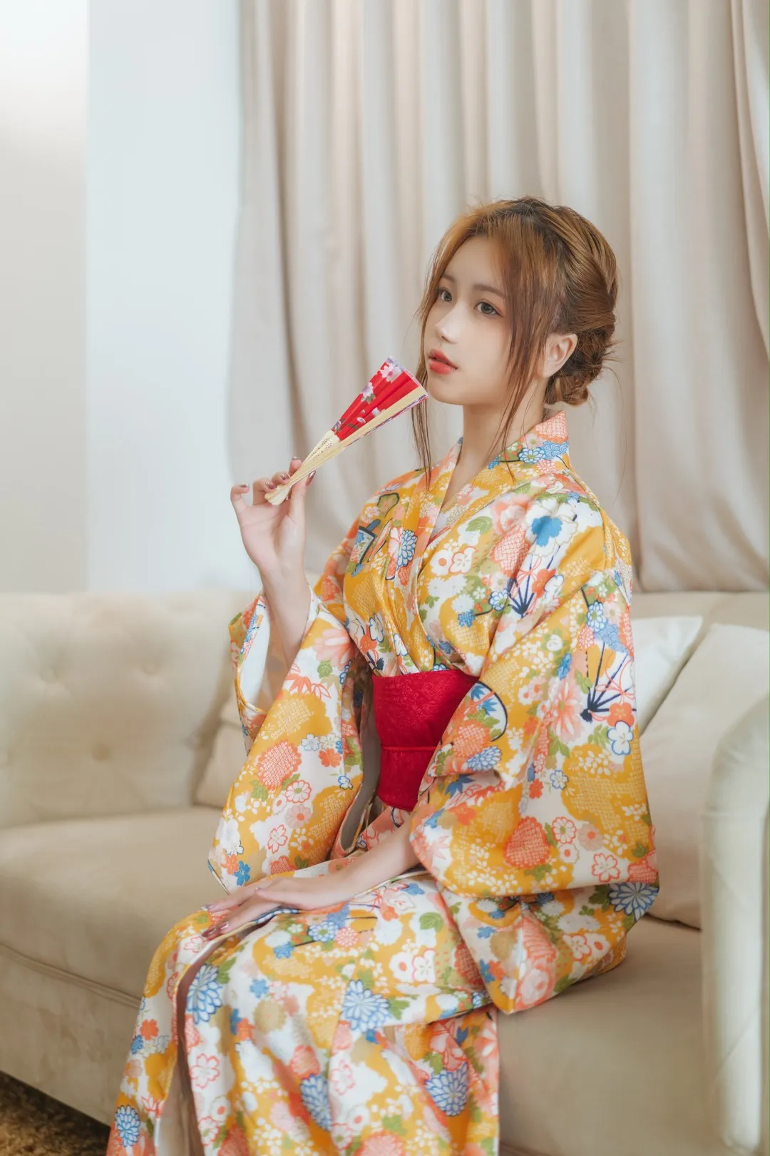 亦南南南穿着花纹和服手持折扇的造型照片