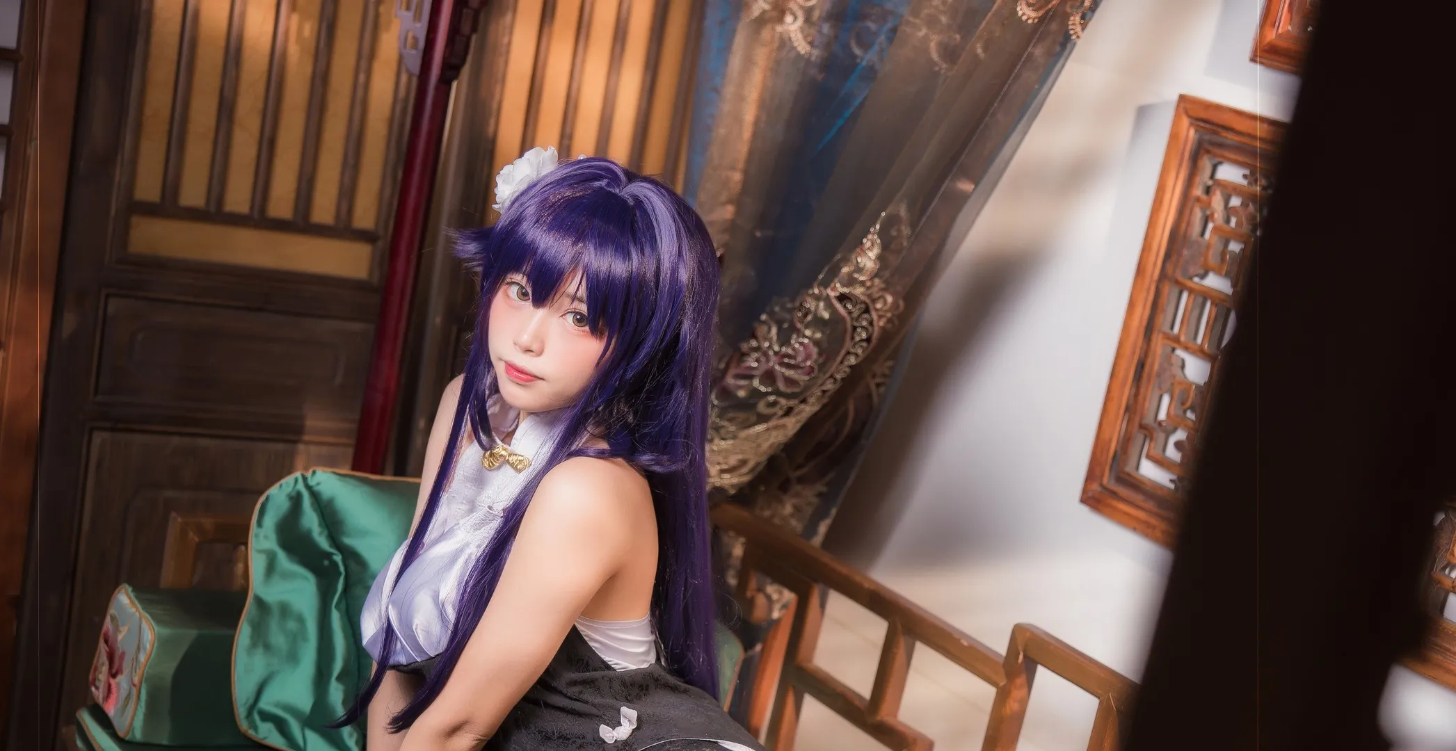 三無人型紫色长发造型写真,黑白服饰搭配室内场景