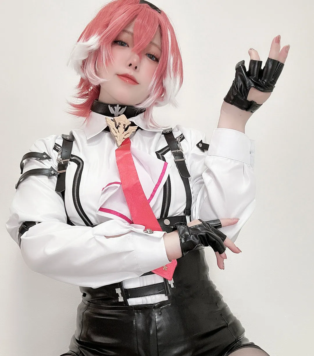 Rizuna(りずな) Rizuna白色制服黑色配件与粉色短发Cosplay造型