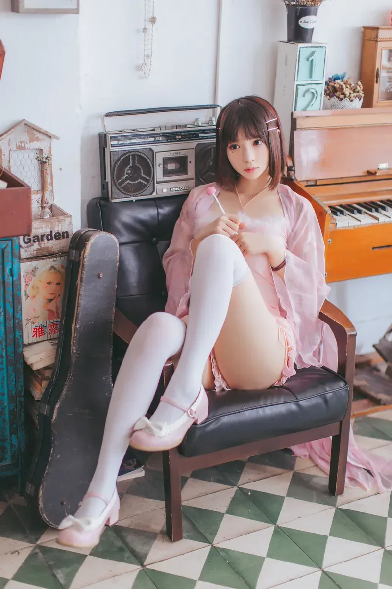 疯猫ss 粉色服装搭配白色长袜的室内坐姿照片
