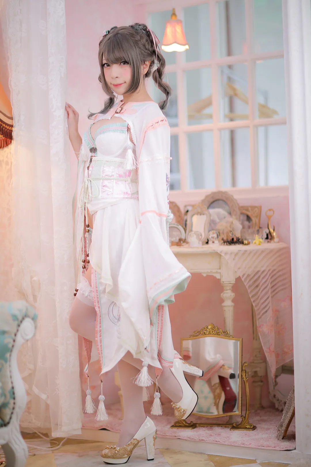 宫本彩希穿着白色主题服装的室内角色造型