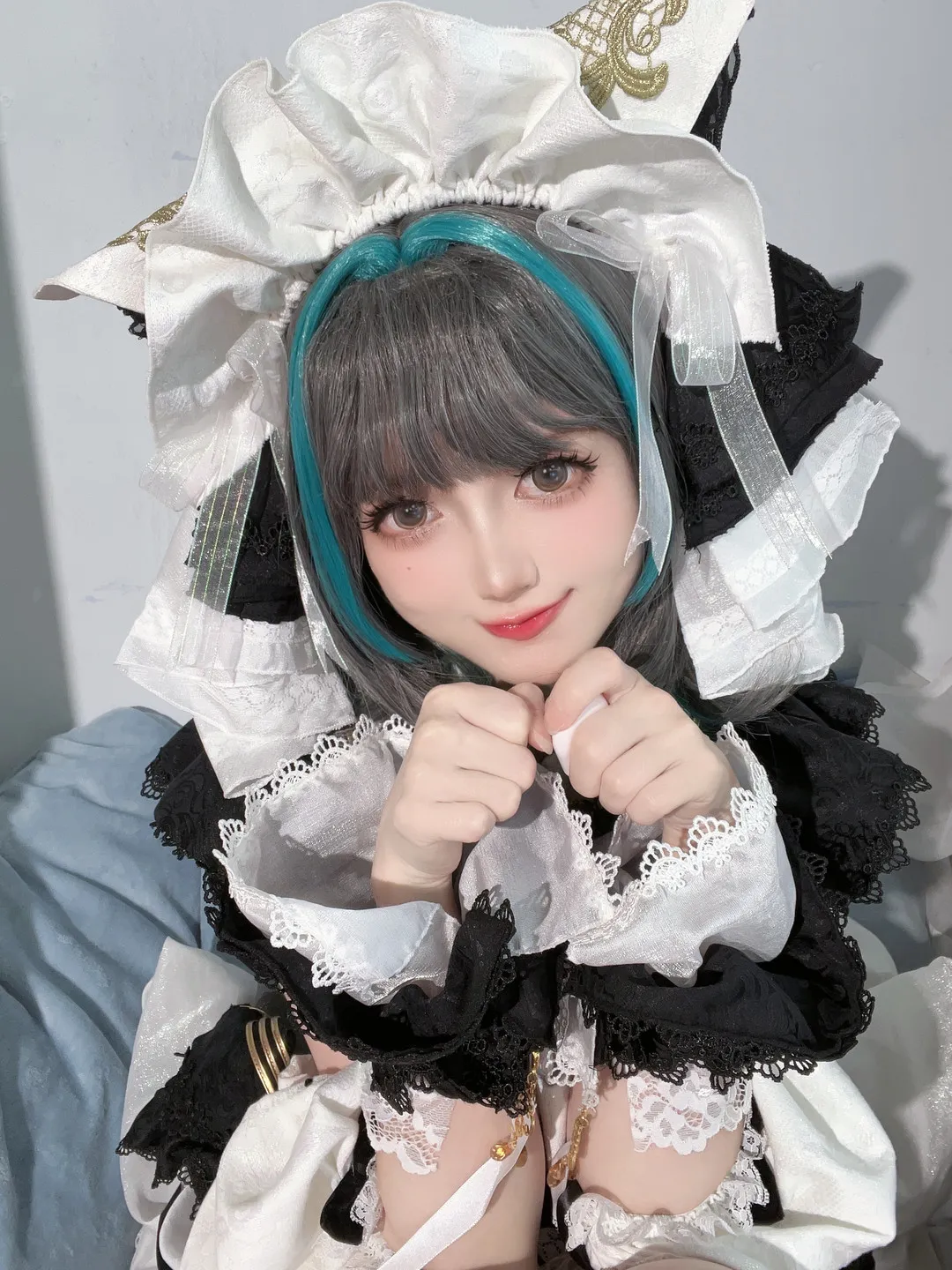 趴趴捣蛋陌 黑白服装角色自拍近景照片