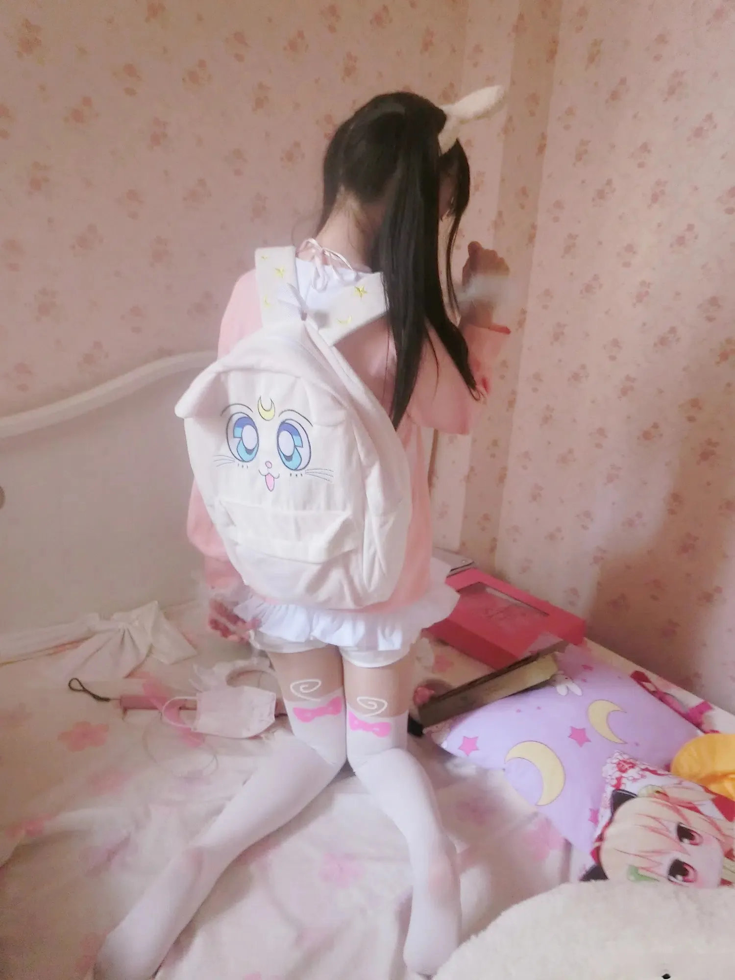 双马尾少女赛高酱白色背包主题造型照片