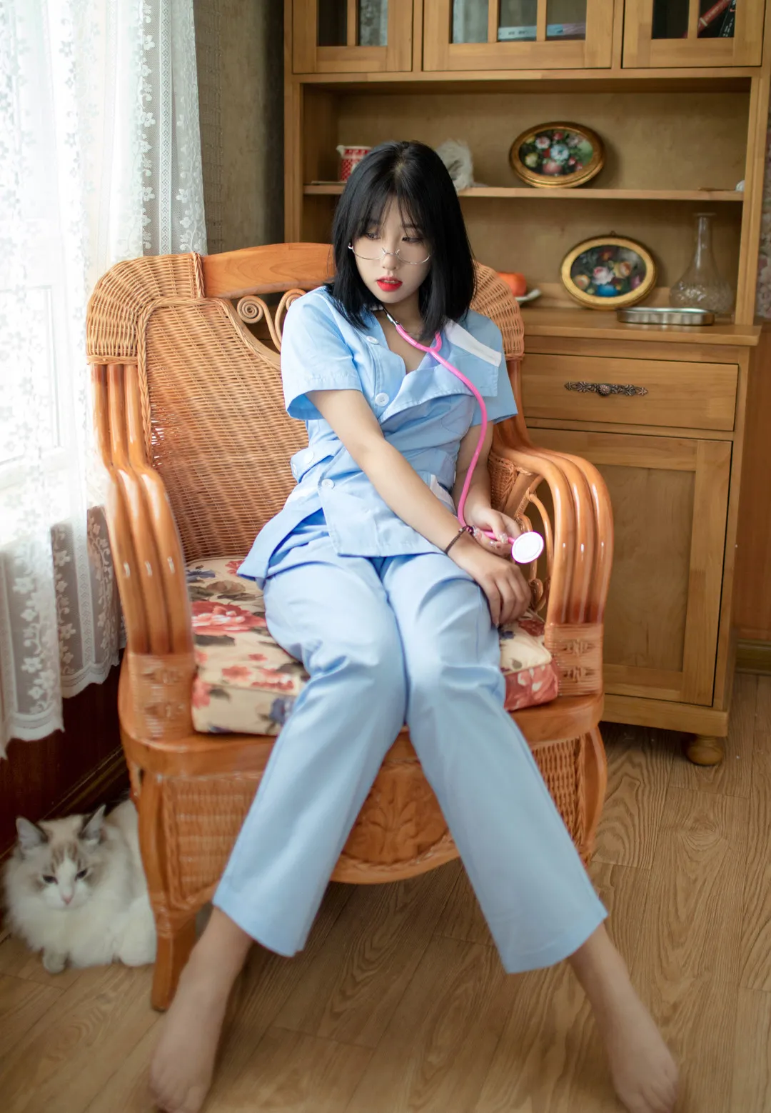 会拍照的咔咔蓝色服装造型照片