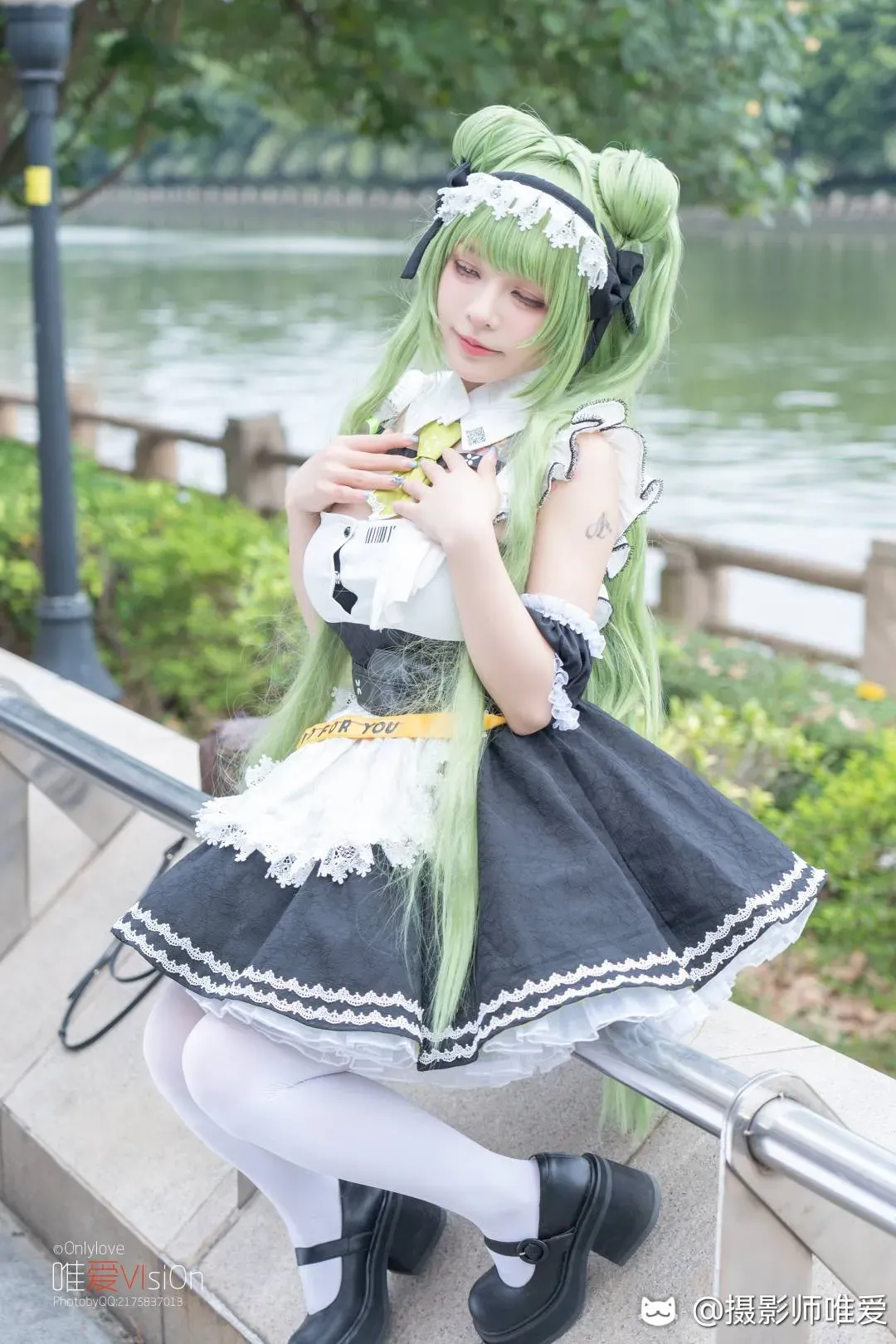知一妹妹身穿黑白服装搭配绿色假发的角色造型照片