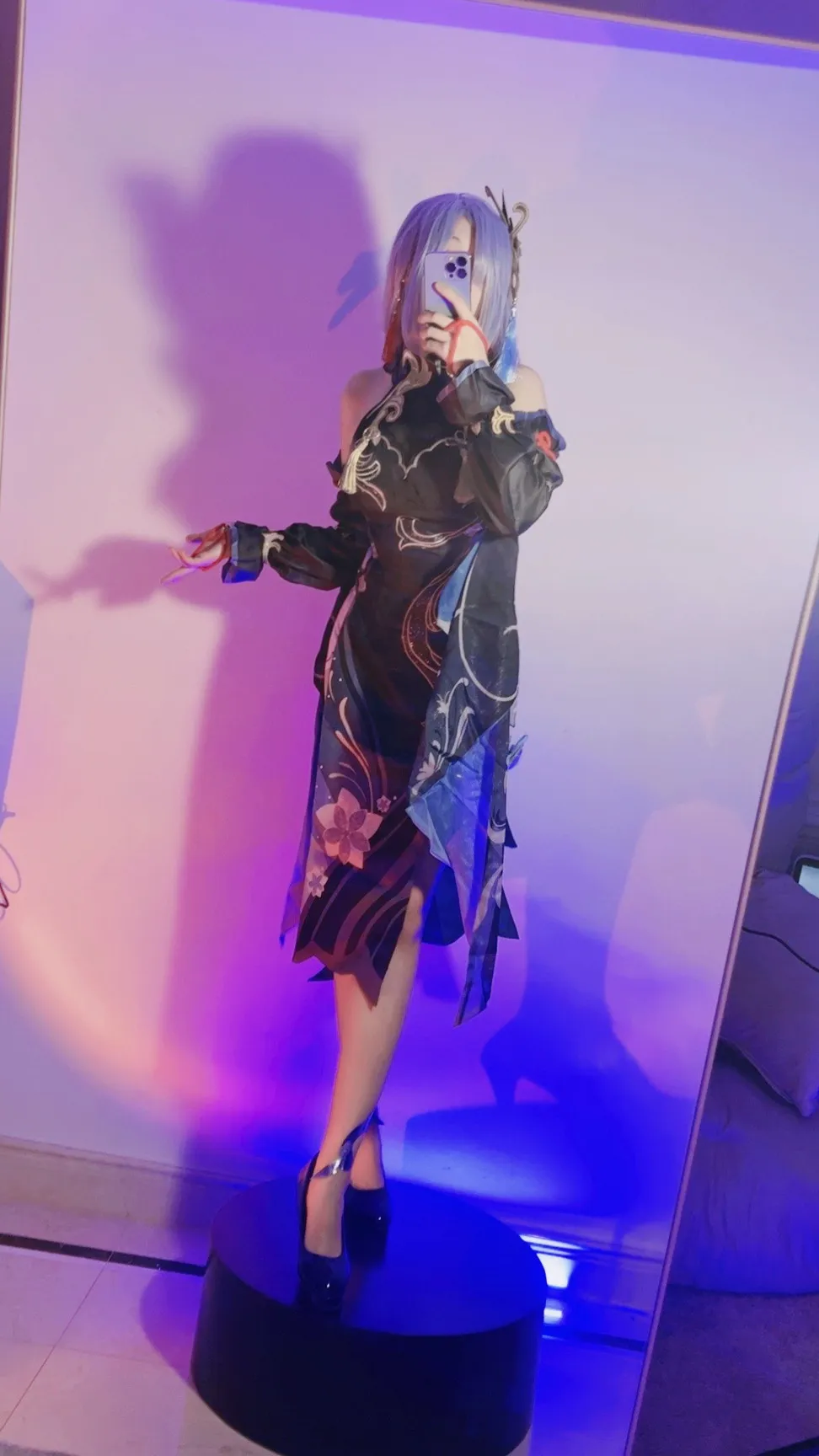 屑雪雪鸭 黑色系角色服装搭配蓝紫色假发的Cosplay造型照片