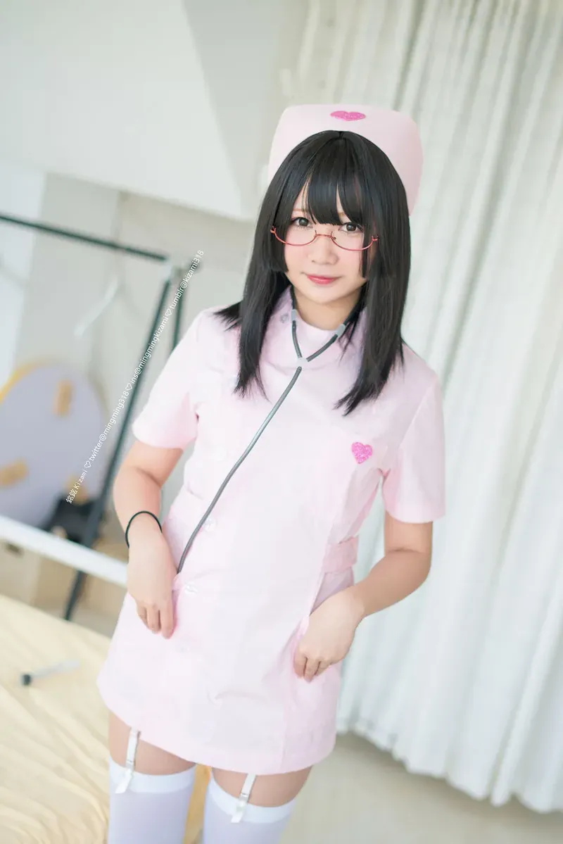 铁板烧鬼舞w粉色服装黑发造型照片