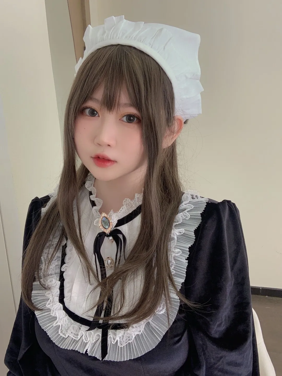 是依酱吖穿着黑白女仆风服装的近距离照片