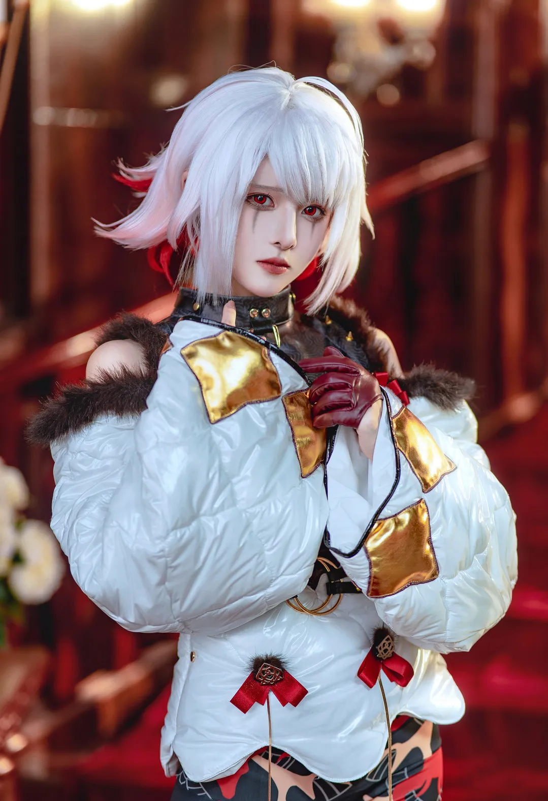 腥味猫罐白色短发搭配白金色服装的角色Cosplay照片