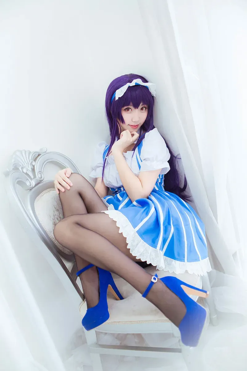 职业奶妈三水子人物 紫色假发蓝白服饰坐在椅上的人物造型