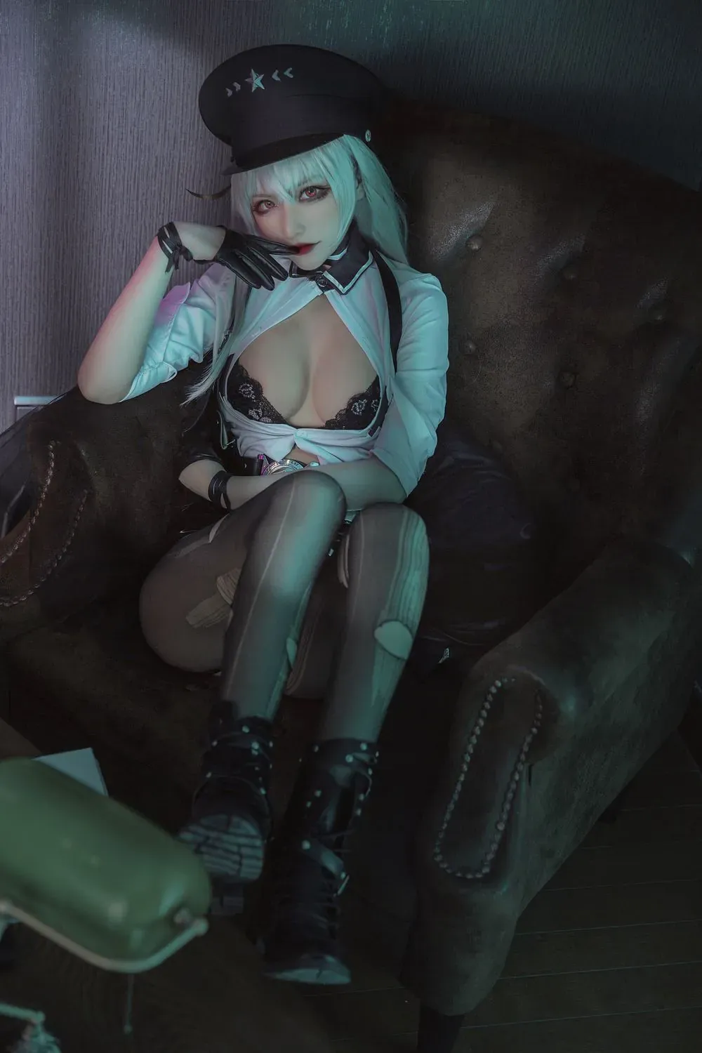 起司块wii白色假发搭配制服帽的室内坐姿cosplay照片