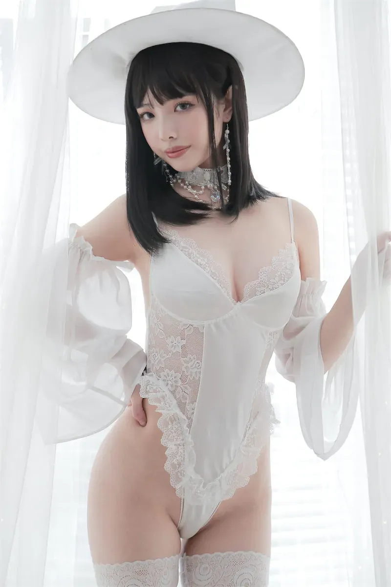 雯妹不讲道理 白色宽檐帽与浅色服饰搭配的造型照片