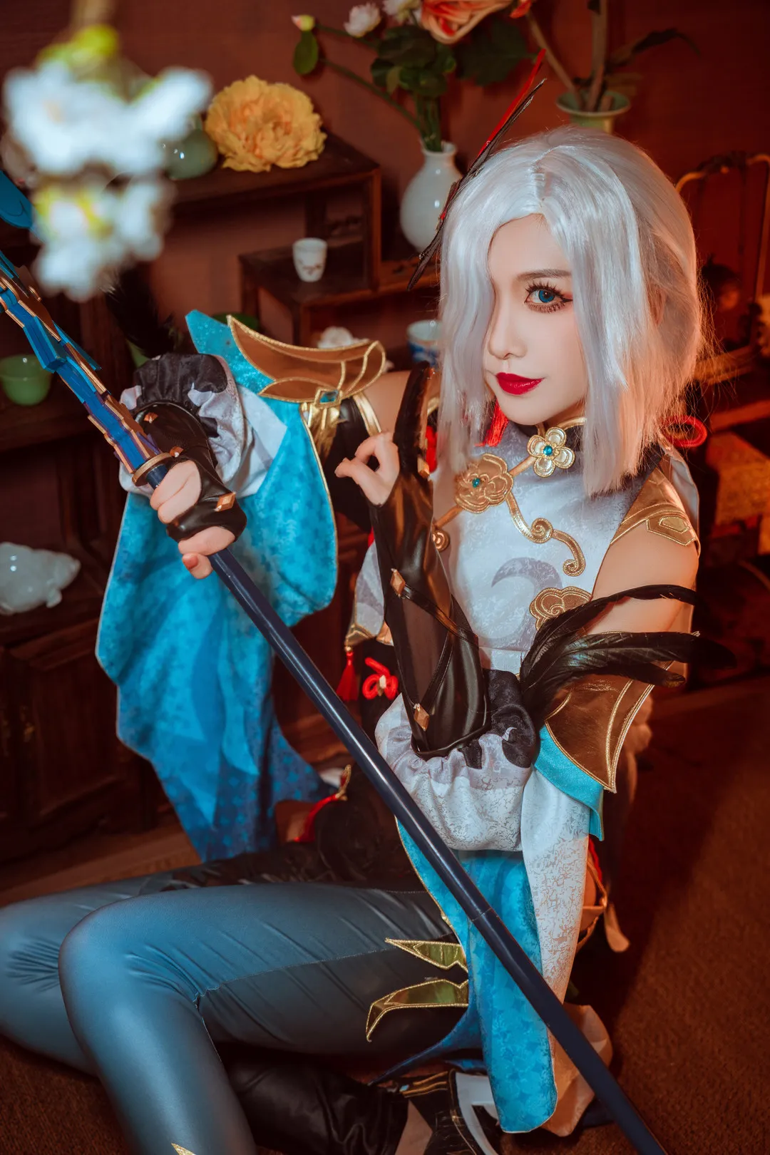 源纱希喵喵喵 白色短发角色服装与道具结合的cosplay造型