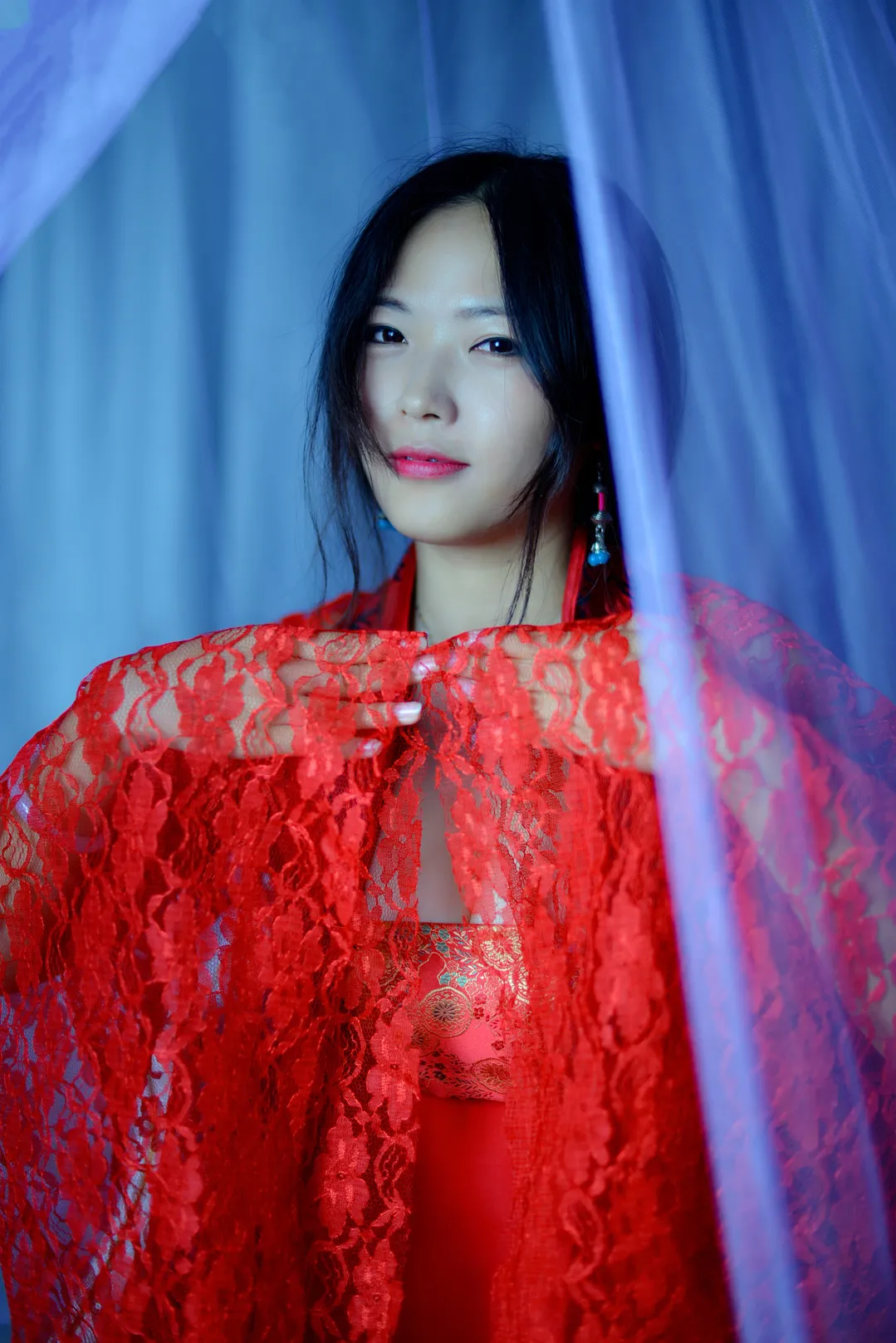 PANS盘丝洞红色蕾丝服饰蓝色背景光影写真