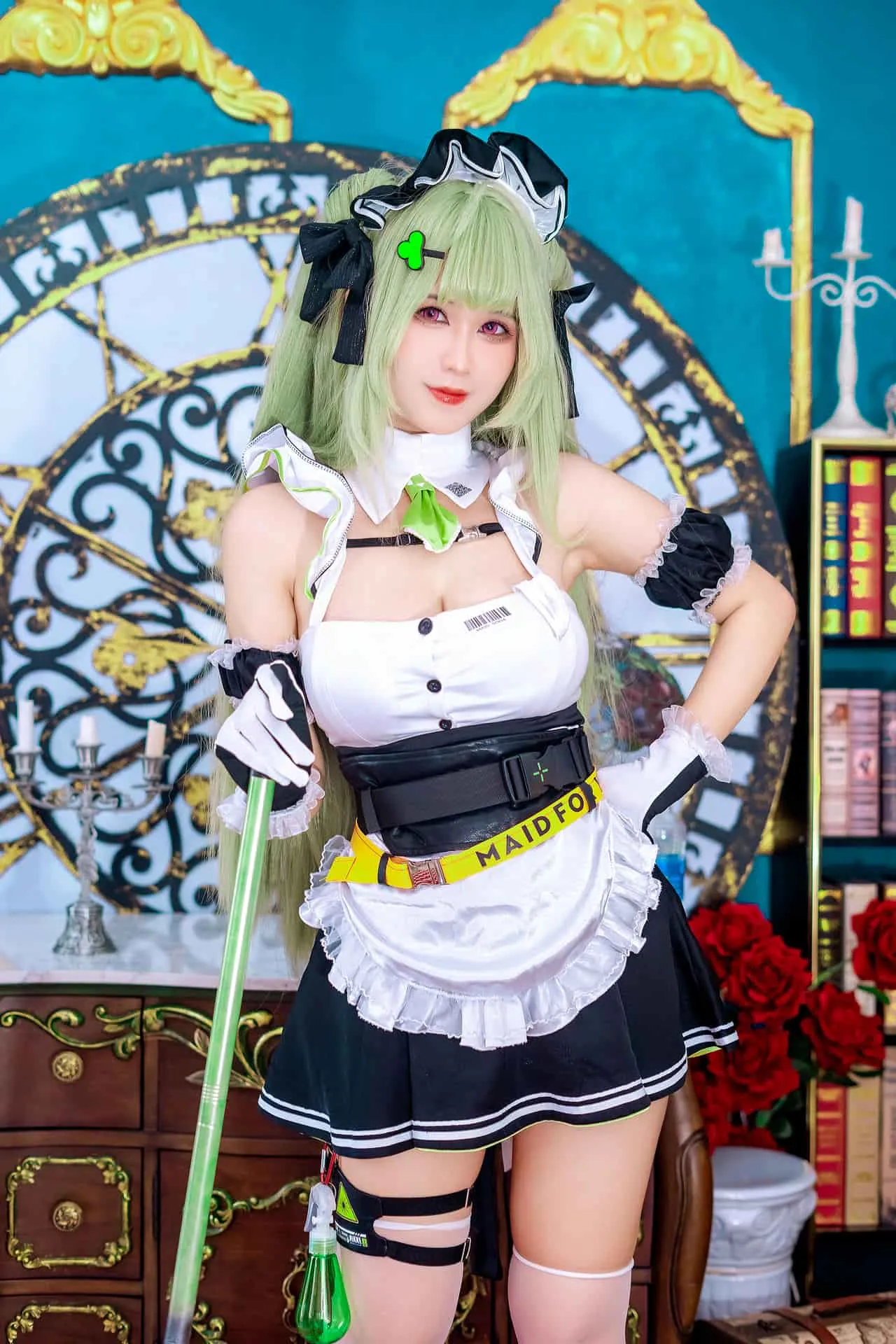 Pyon身穿黑白女仆风格服装的角色照片