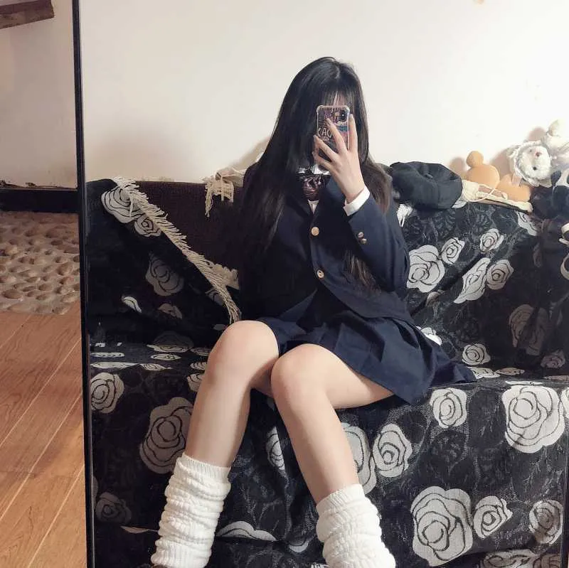 小蔡头喵喵喵 深色服装搭配室内环境的坐姿照片