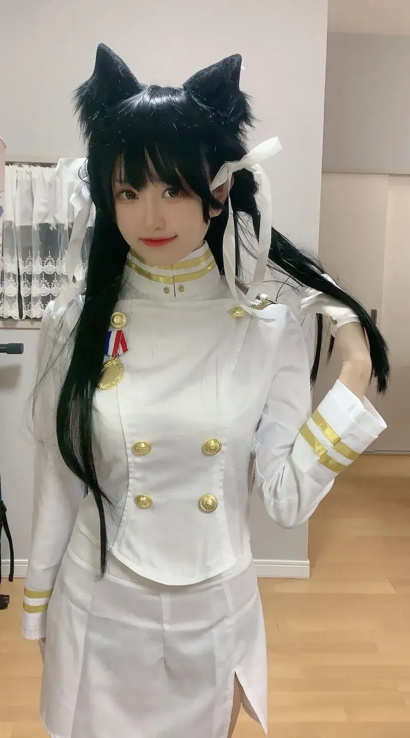Taeri身穿白色制服搭配黑色长发造型的照片