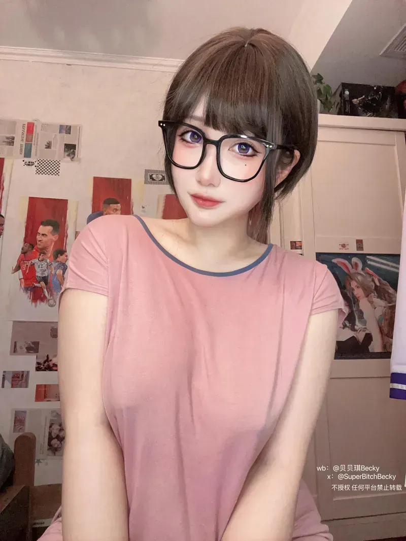 Taeri佩戴黑色眼镜穿粉色上衣的近景照片