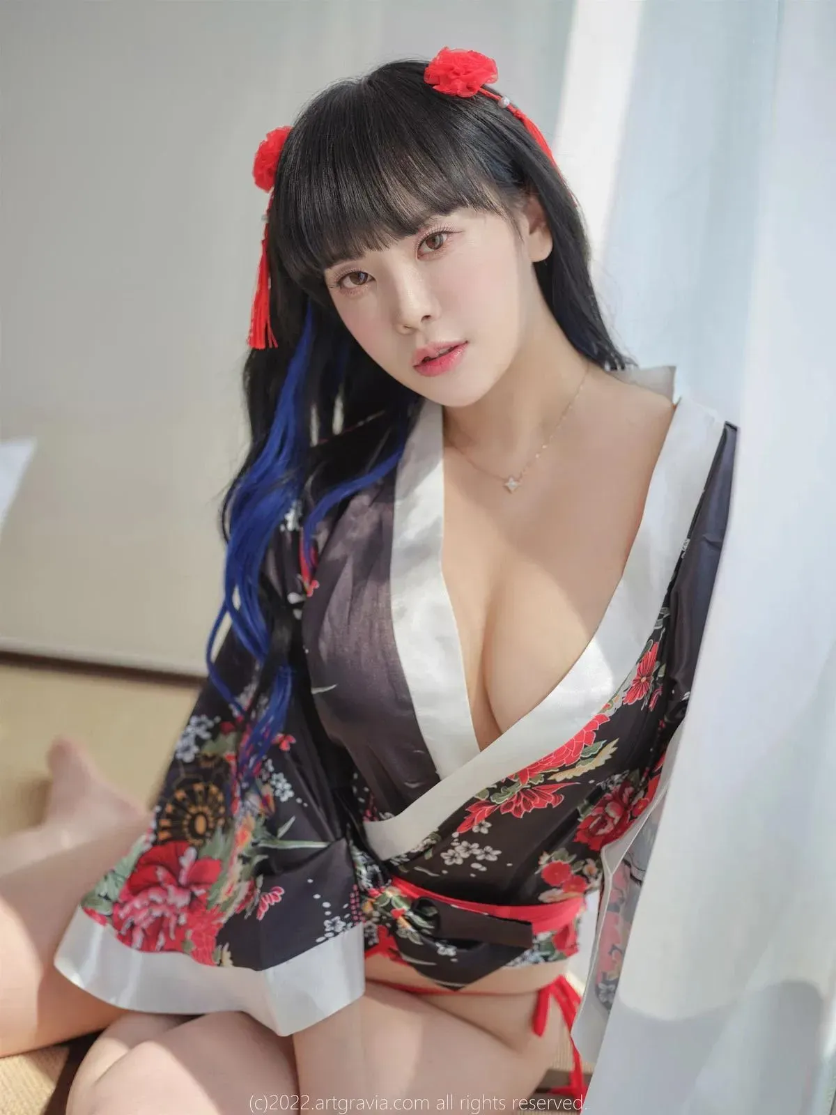Taeri身穿红黑配色服装并带有蓝色发饰元素的照片