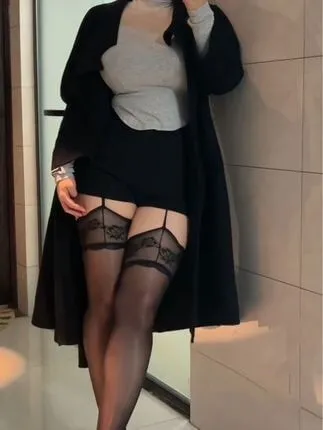 大晴暴脾气室内黑白配色服装造型照片