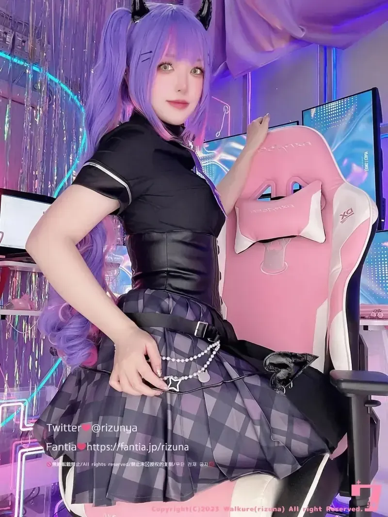 Yeri紫色长发搭配黑色服装坐在粉色椅子前的照片