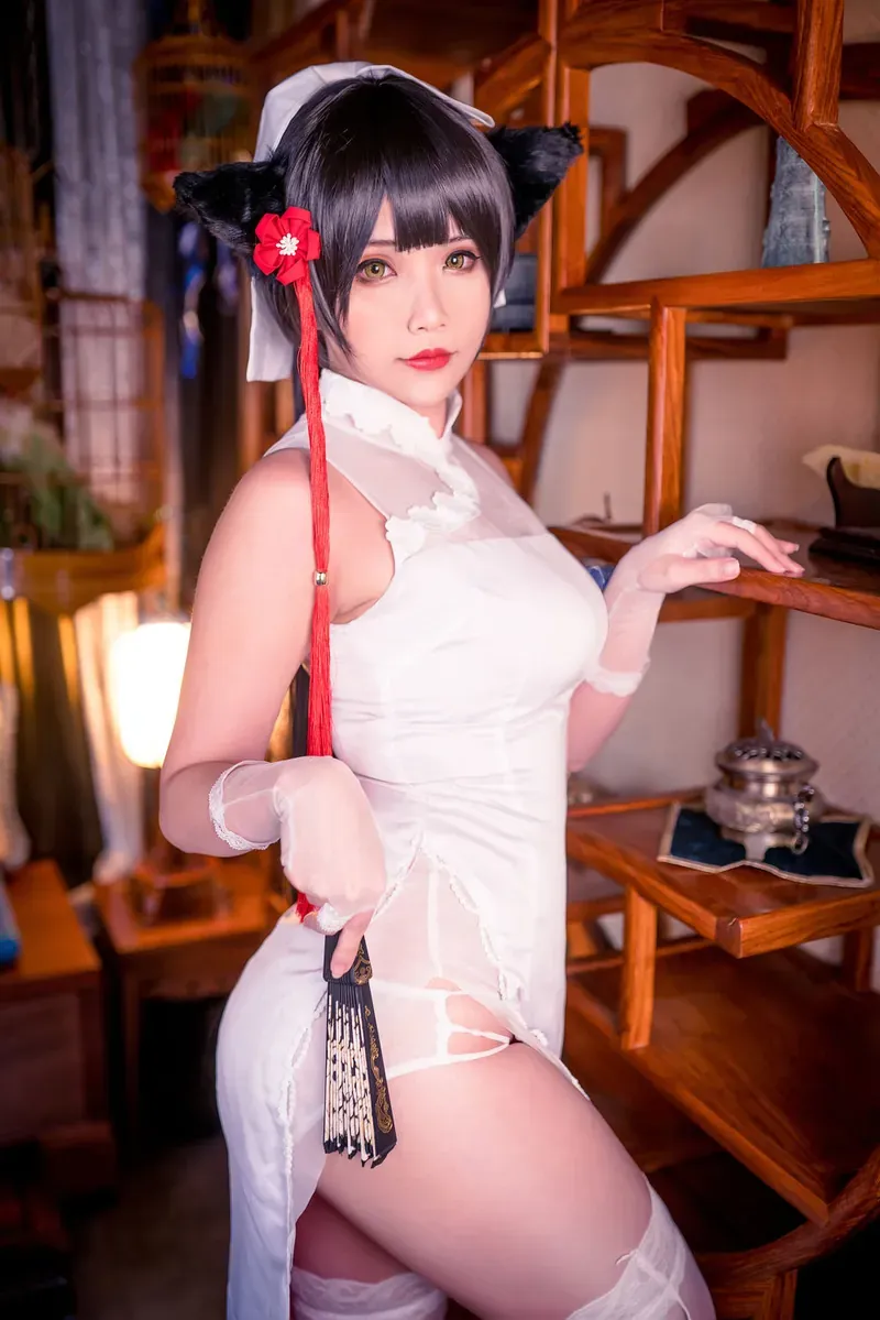 Yoko黑色短发搭配白色服装和红色发饰的猫系造型写真