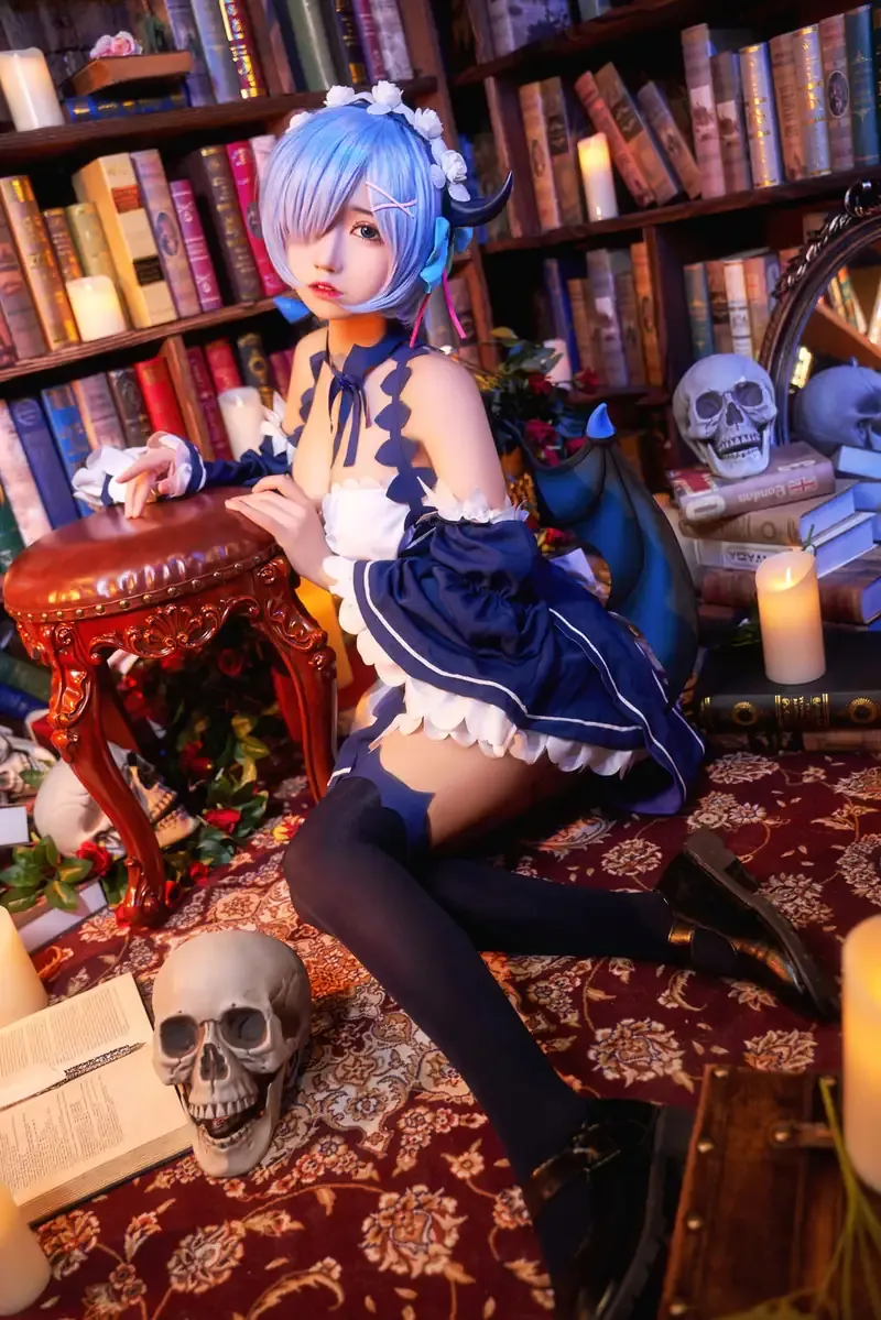 Yoko蓝色假发搭配深色女仆风服装坐在书房环境中的写真