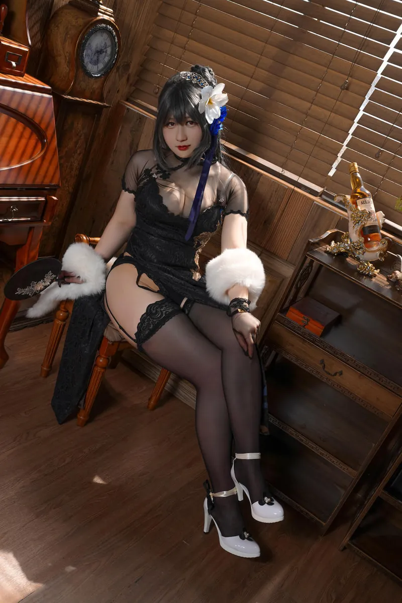 Zyra秋黑色角色服饰室内写真图