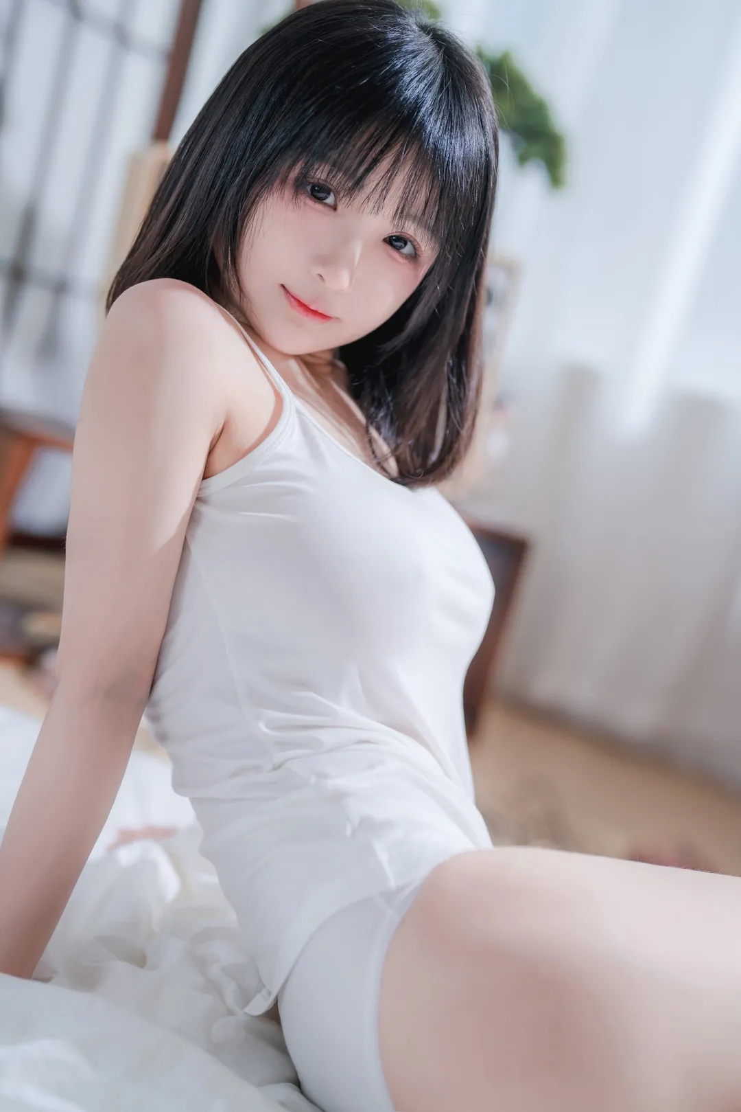 桜井宁宁白色服装室内照片