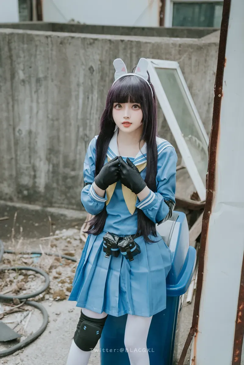 白莉爱吃巧克力 蓝色制服搭配长发兔耳元素的角色扮演造型