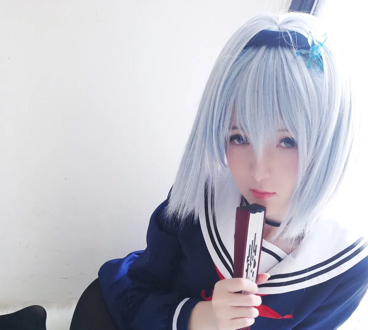 一小央泽 银白色假发搭配深色制服的角色扮演照片