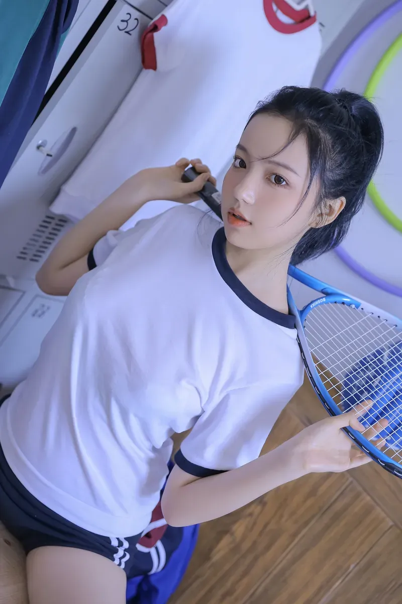 白银81 手持球拍的白色运动服造型照片