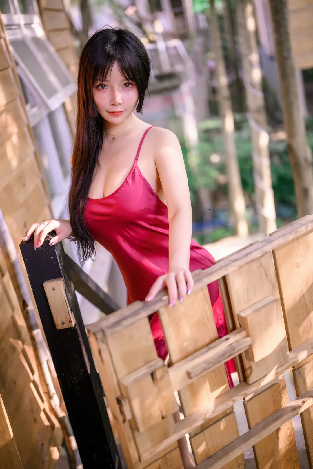 抱走莫子aa红色服饰户外写真图片