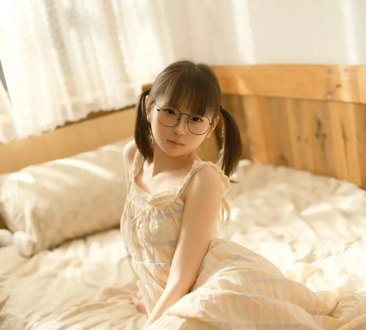 幼水铃衣 戴圆框眼镜的双马尾角色风格照片