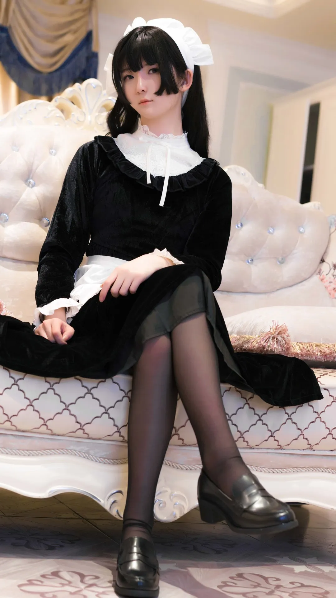 一小央泽 黑色女仆风服装坐在沙发上的照片