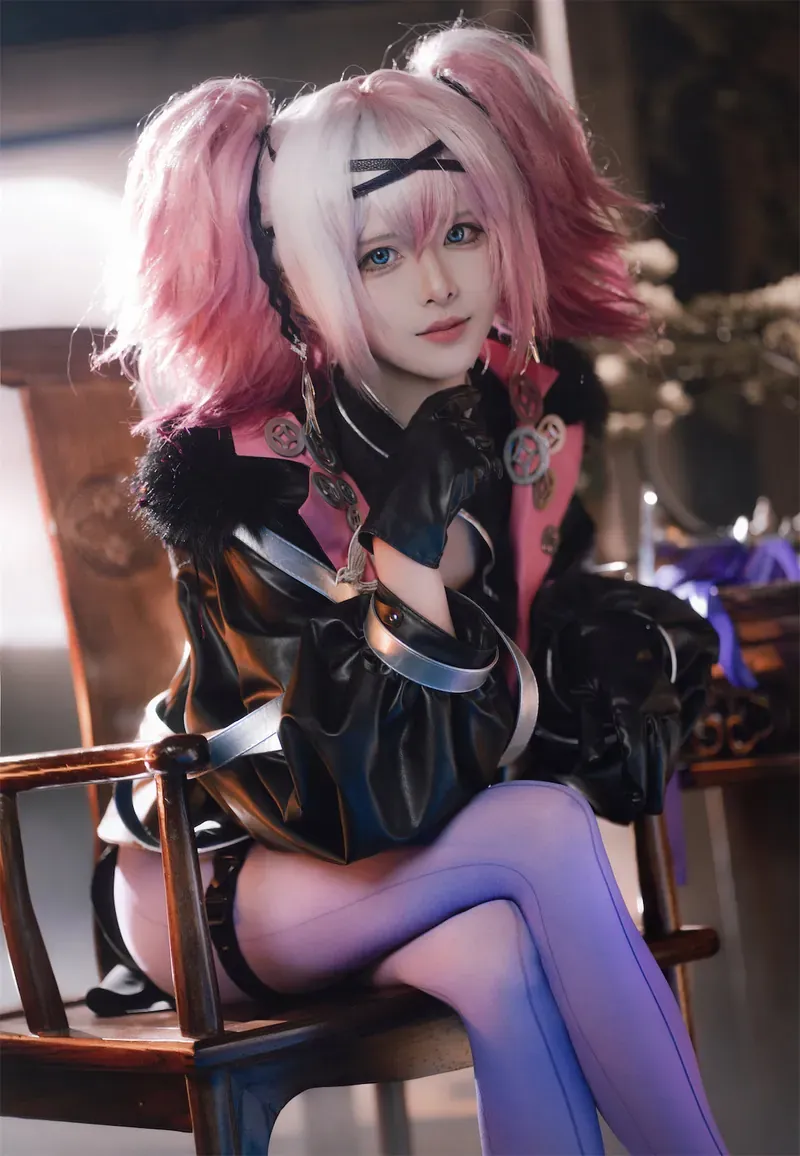 KaYa萱粉色双马尾黑色服装Cosplay造型