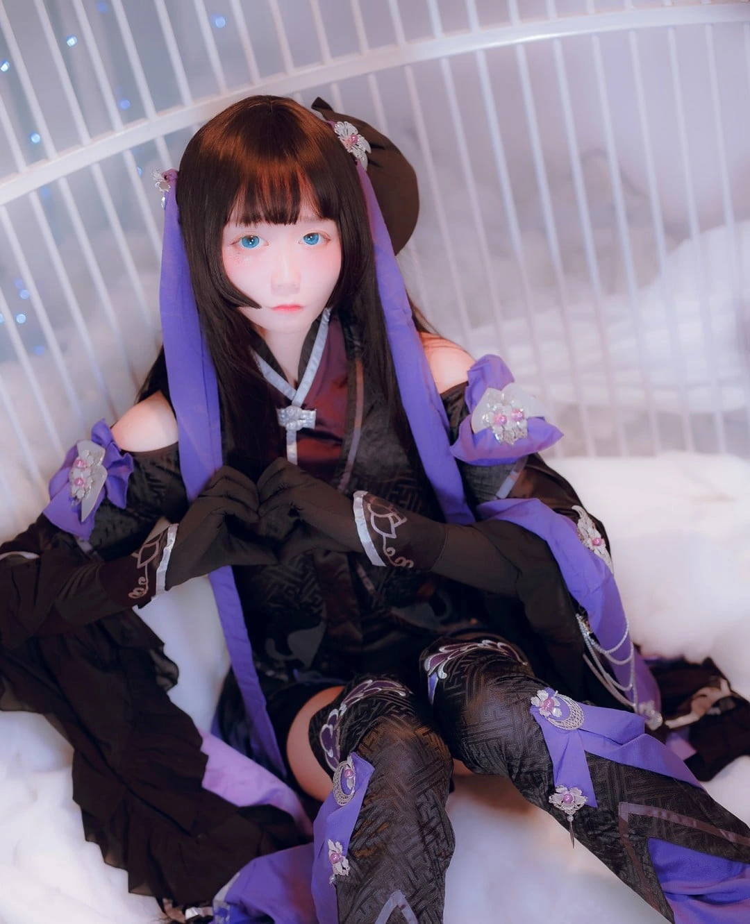 傲娇黑兔 黑色紫色服装搭配蓝色眼睛和头饰的角色扮演照片