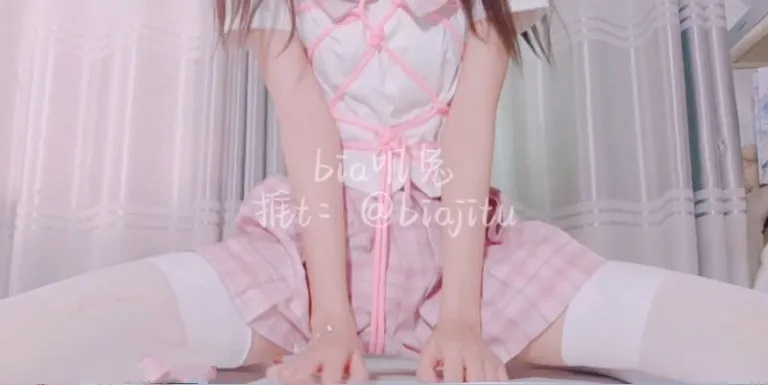 软甜糯米糍粉色服装室内坐姿图片