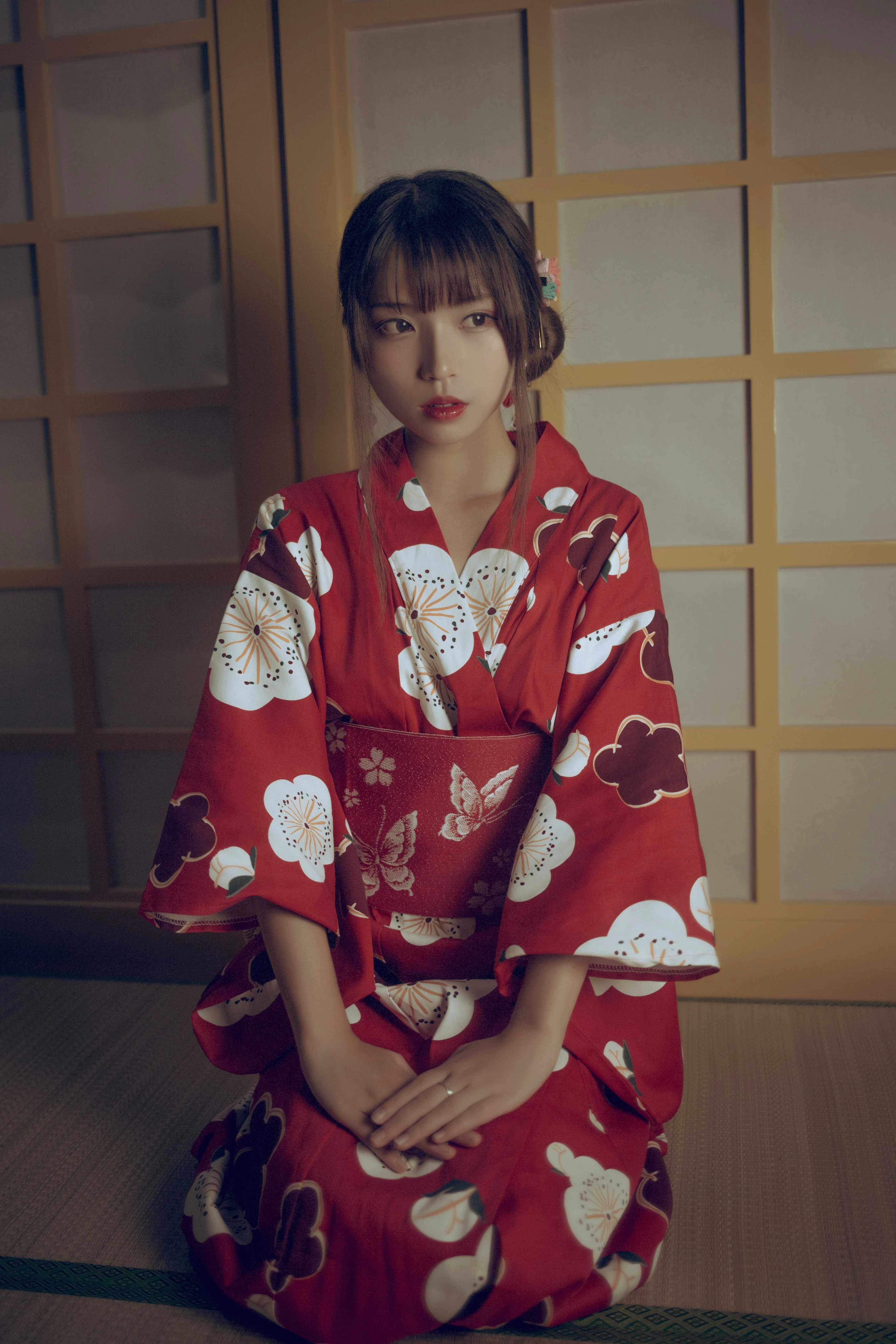 白易子教主 穿红色服装的人物处于暖色室内环境中的照片