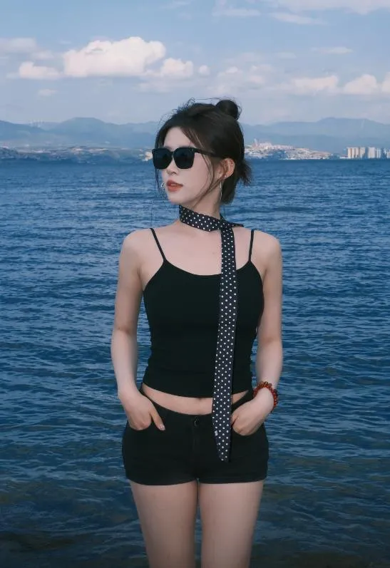 半眠学姐海边黑色休闲服装照片