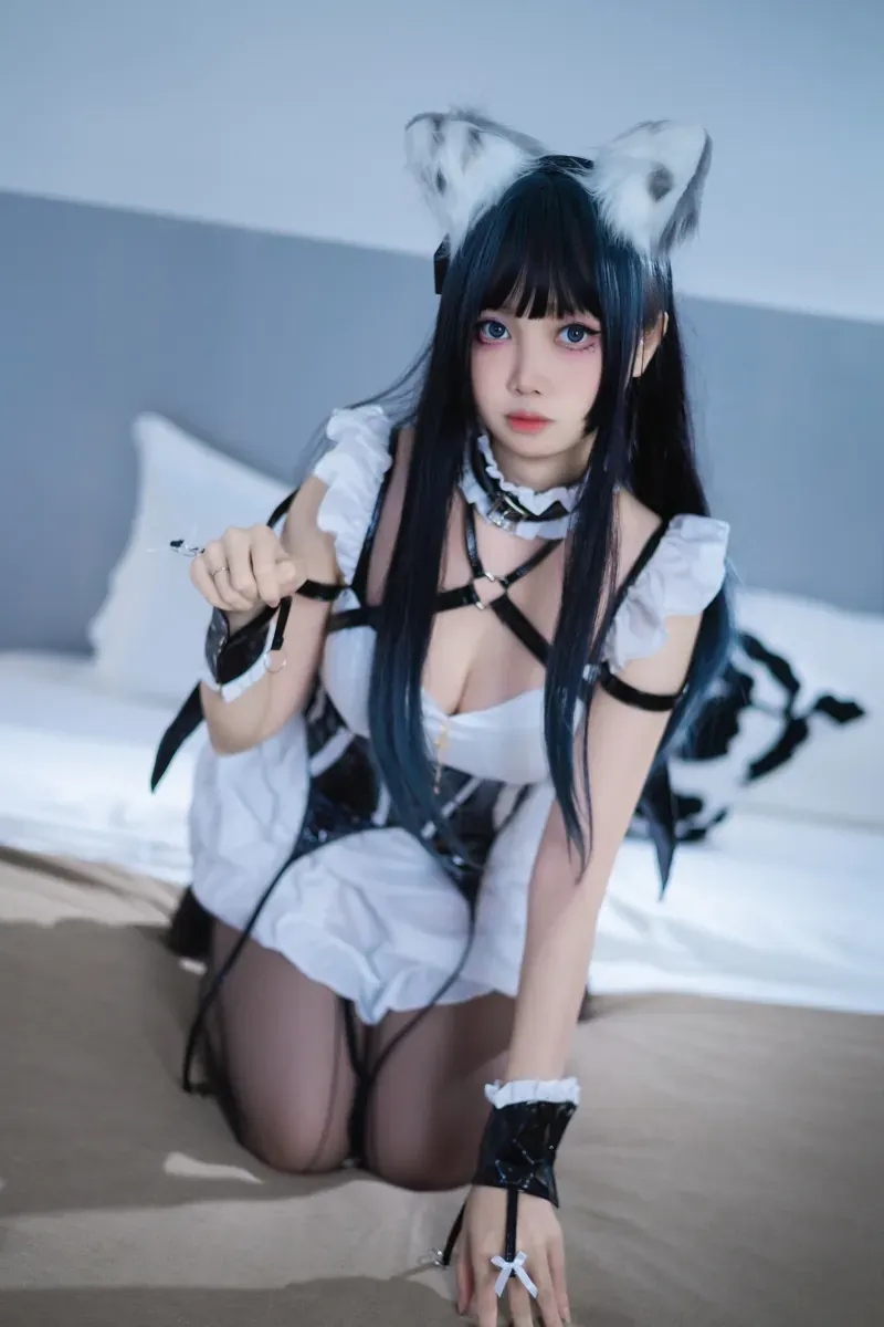 洛桑w伊梓 黑白服装搭配长发造型的人物坐姿照片
