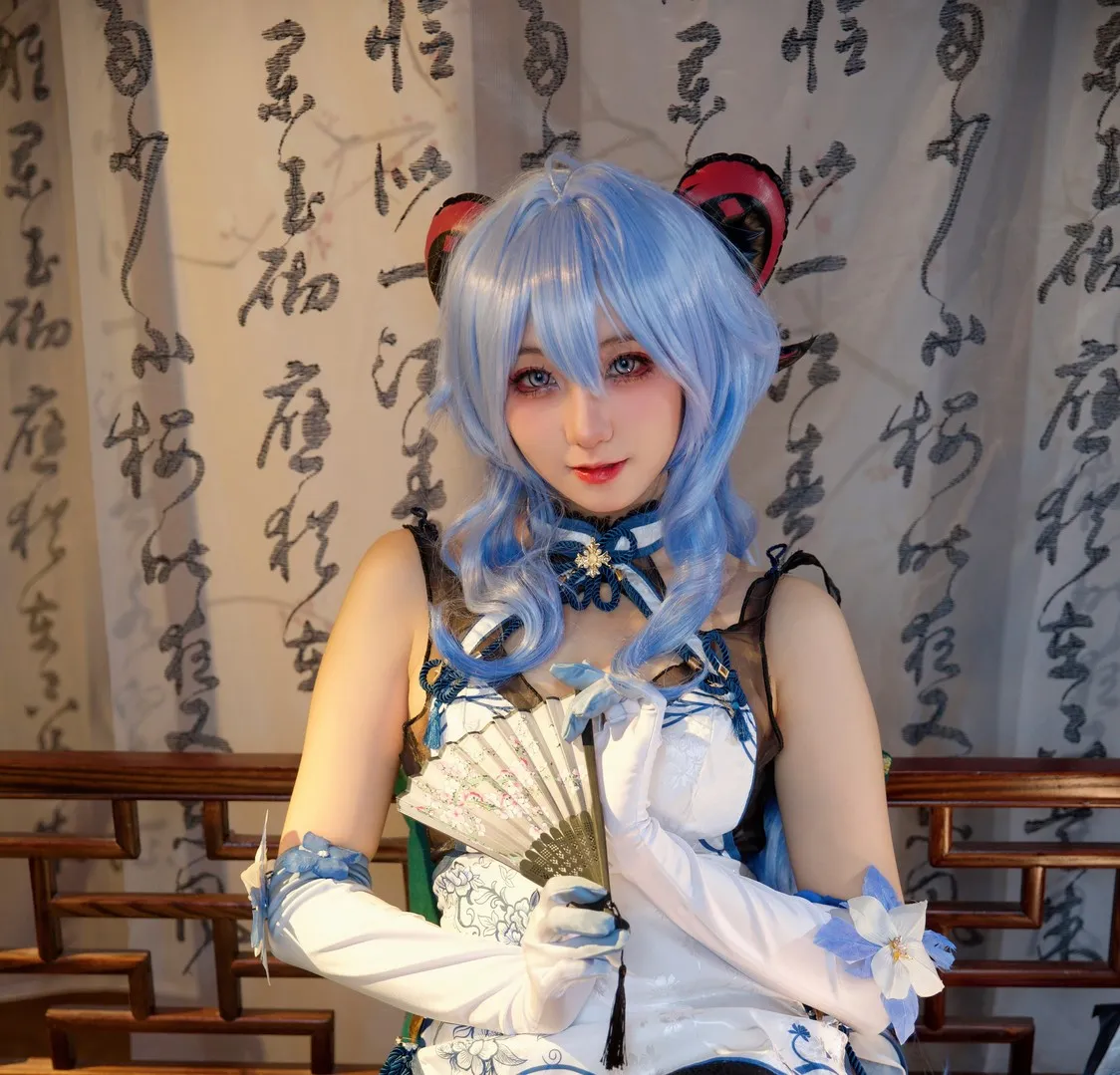 屑雪雪鸭 蓝色短发角色Cosplay近距离拍摄照片