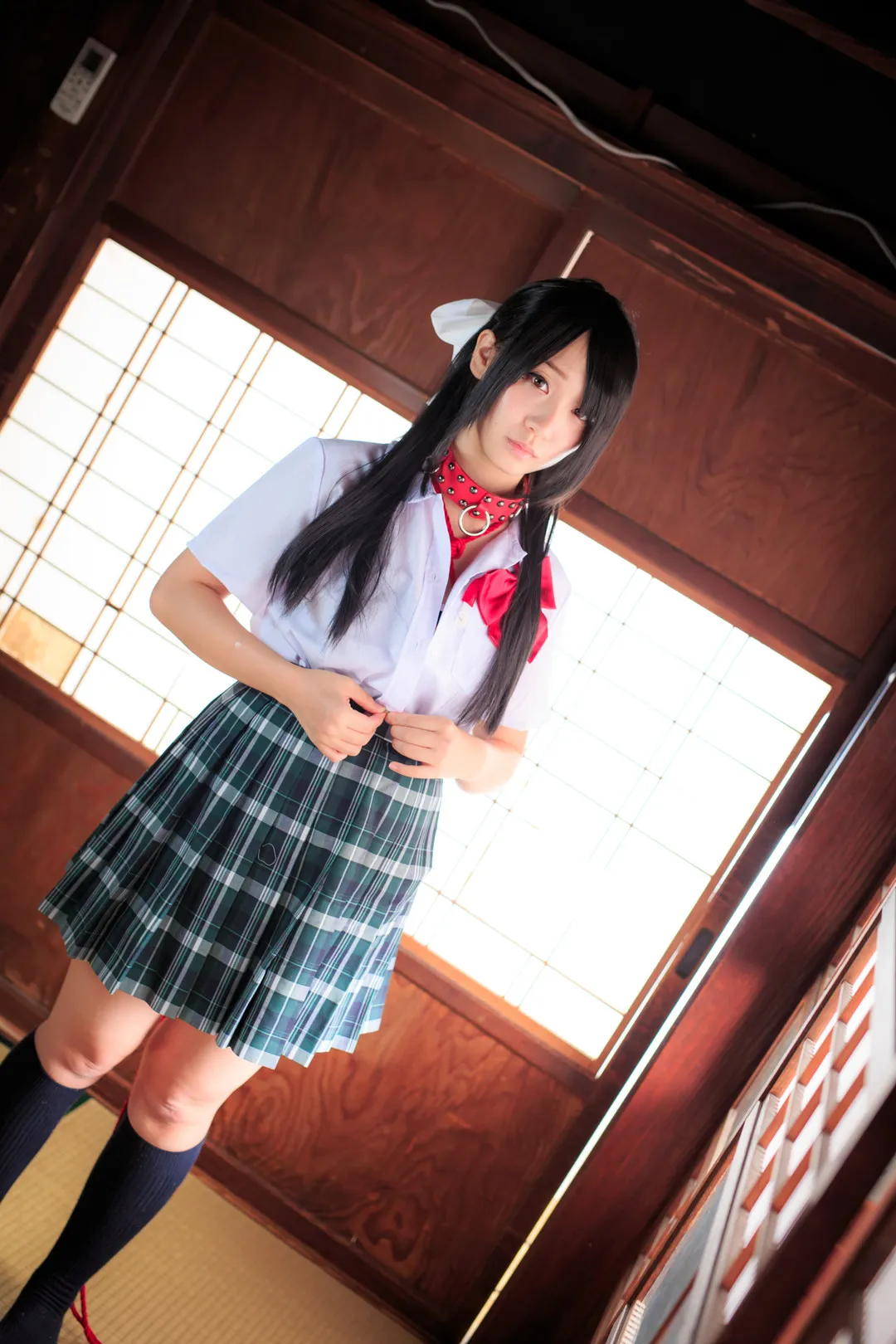 伊織もえ 黑色长发校园制服造型,室内木质空间背景